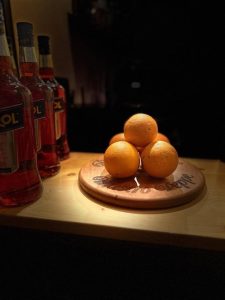 Arance e Aperol per aperitivo abbinato a taglierri di norcineria