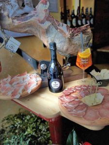 Prosciutto artigianale tagliato a Mano abbinato a prosecco spumante o champagne