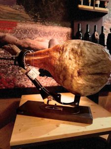 Prosciutto artigianale tagliato a Mano della Degusteria Mastro Peppe