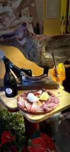 Prosecco a aperitivo accompagnato da assaggi di prosciutto tagliato a mano