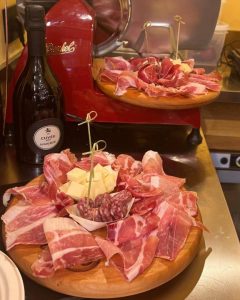 Tagliere di prosciutto e salumi artigianali di Norcia
