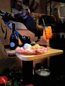 Un tagliere di salumi e formaggi artigianali umbri alla Degusteria Mastro Peppe